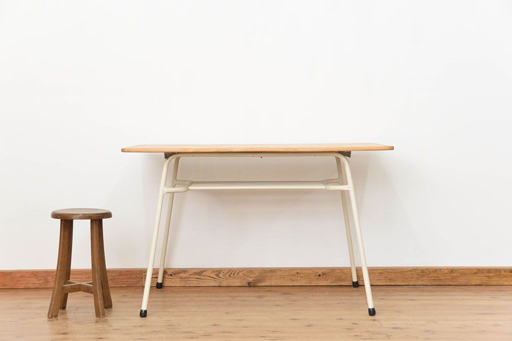 レトロ家具　昭和レトロ ★古い鉄脚と古材の天板のシンプルなペイントテーブル(5)(鉄足、机、在宅ワーク、在宅用テーブル、作業台、デスク)