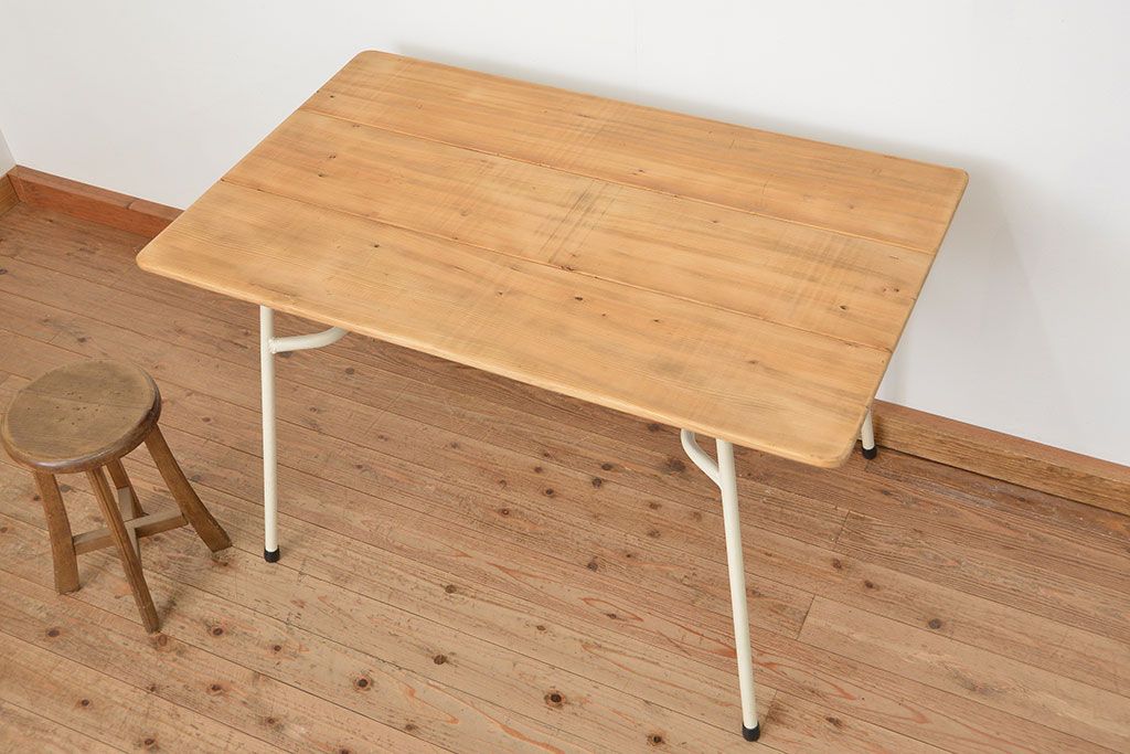 レトロ家具　昭和レトロ ★古い鉄脚と古材の天板のシンプルなペイントテーブル(5)(鉄足、机、在宅ワーク、在宅用テーブル、作業台、デスク)