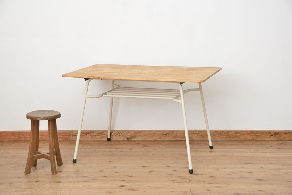 レトロ家具　昭和レトロ ★古い鉄脚と古材の天板のシンプルなペイントテーブル(5)(鉄足、机、在宅ワーク、在宅用テーブル、作業台、デスク)