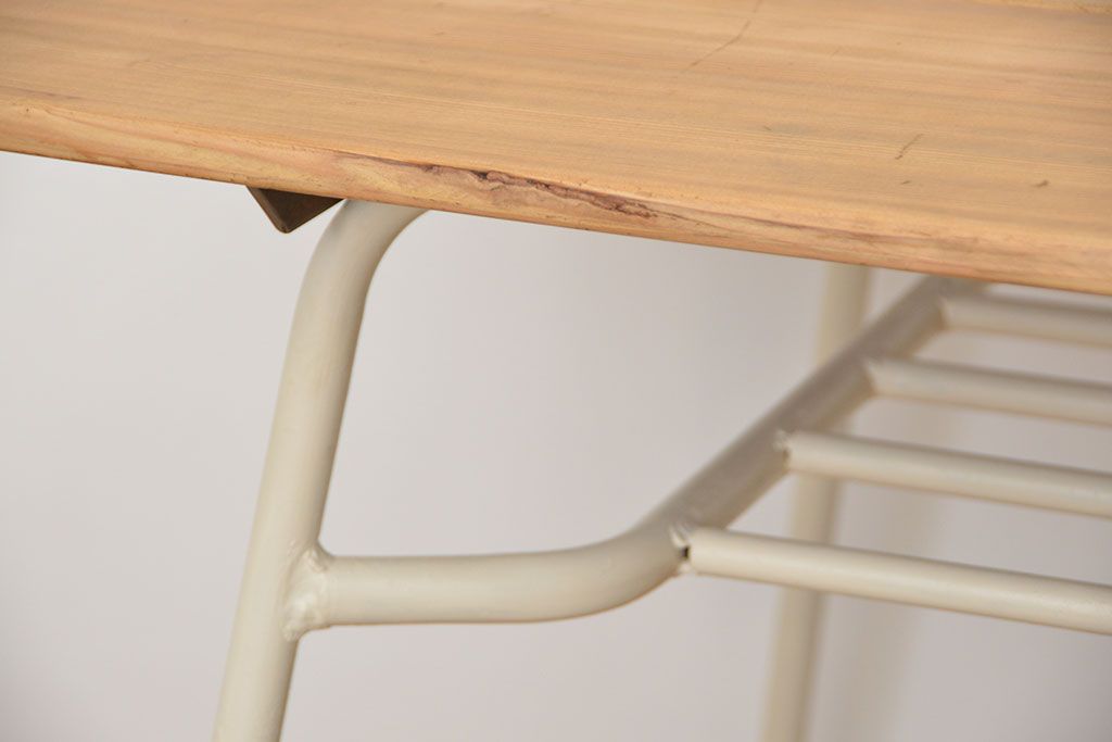 レトロ家具　昭和レトロ ★古い鉄脚と古材の天板のシンプルなペイントテーブル(5)(鉄足、机、在宅ワーク、在宅用テーブル、作業台、デスク)