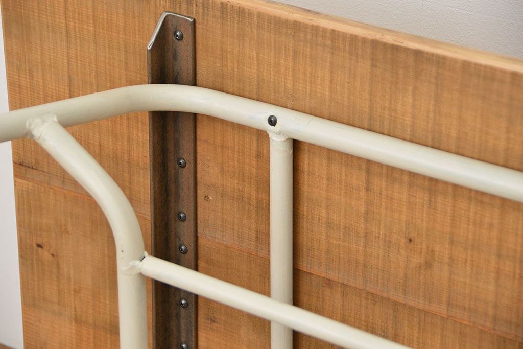 レトロ家具　昭和レトロ ★古い鉄脚と古材の天板のシンプルなペイントテーブル(5)(鉄足、机、在宅ワーク、在宅用テーブル、作業台、デスク)