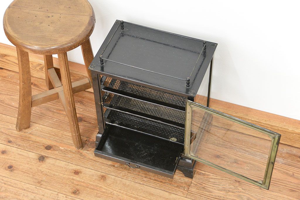 レトロ家具　昭和レトロ 古いアイアンの小さな卓上ガラスケース(ショーケース、飾り棚)