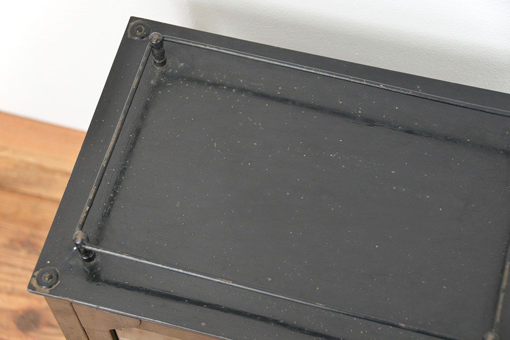 レトロ家具　昭和レトロ 古いアイアンの小さな卓上ガラスケース(ショーケース、飾り棚)