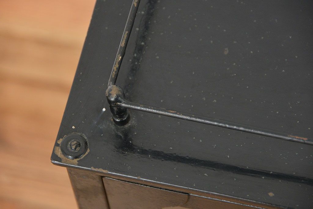 レトロ家具　昭和レトロ 古いアイアンの小さな卓上ガラスケース(ショーケース、飾り棚)