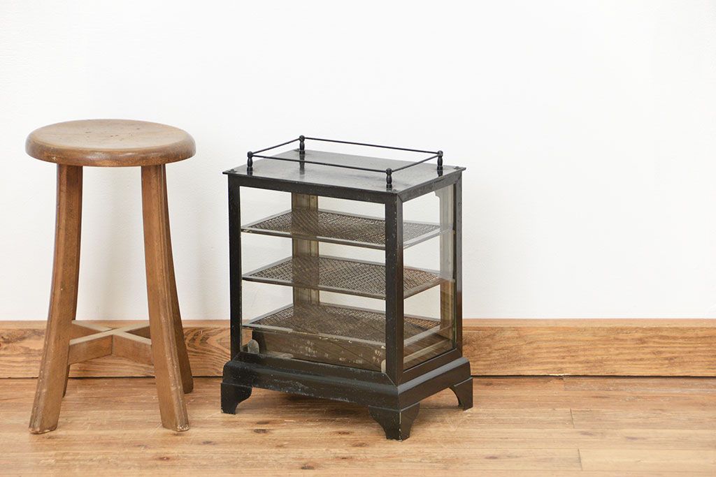 レトロ家具　昭和レトロ 古いアイアンの小さな卓上ガラスケース(ショーケース、飾り棚)