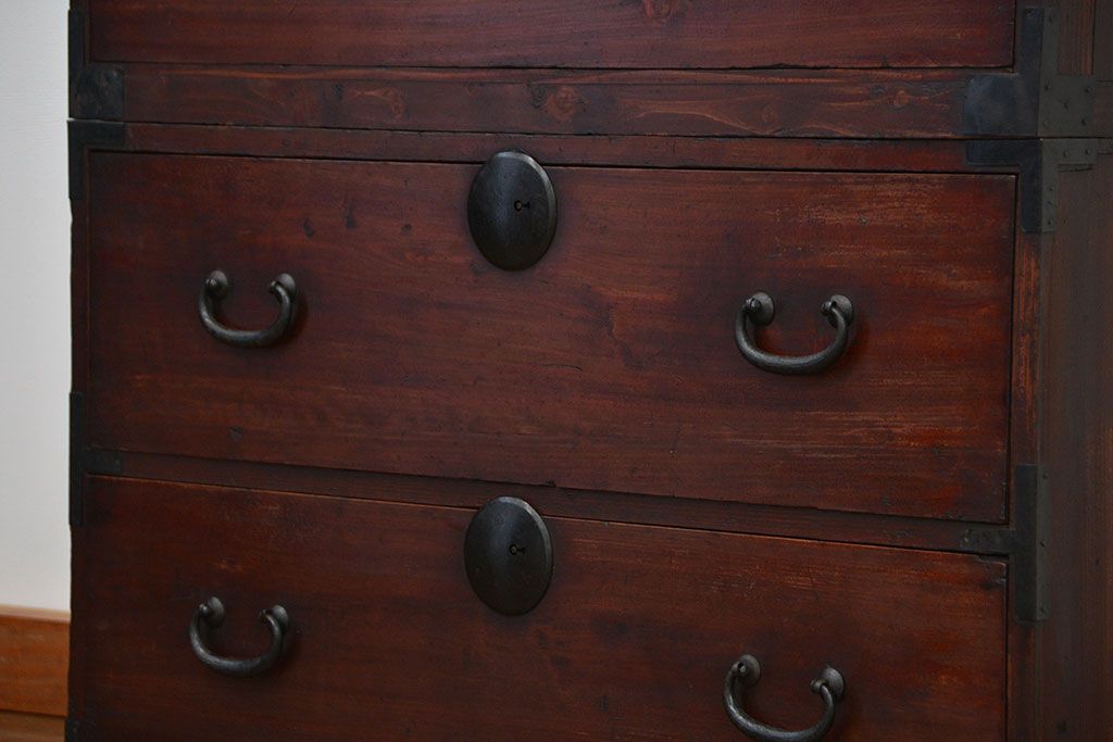 アンティーク家具　古民具・骨董 ☆シンプルな丸金具二段重ね時代箪笥