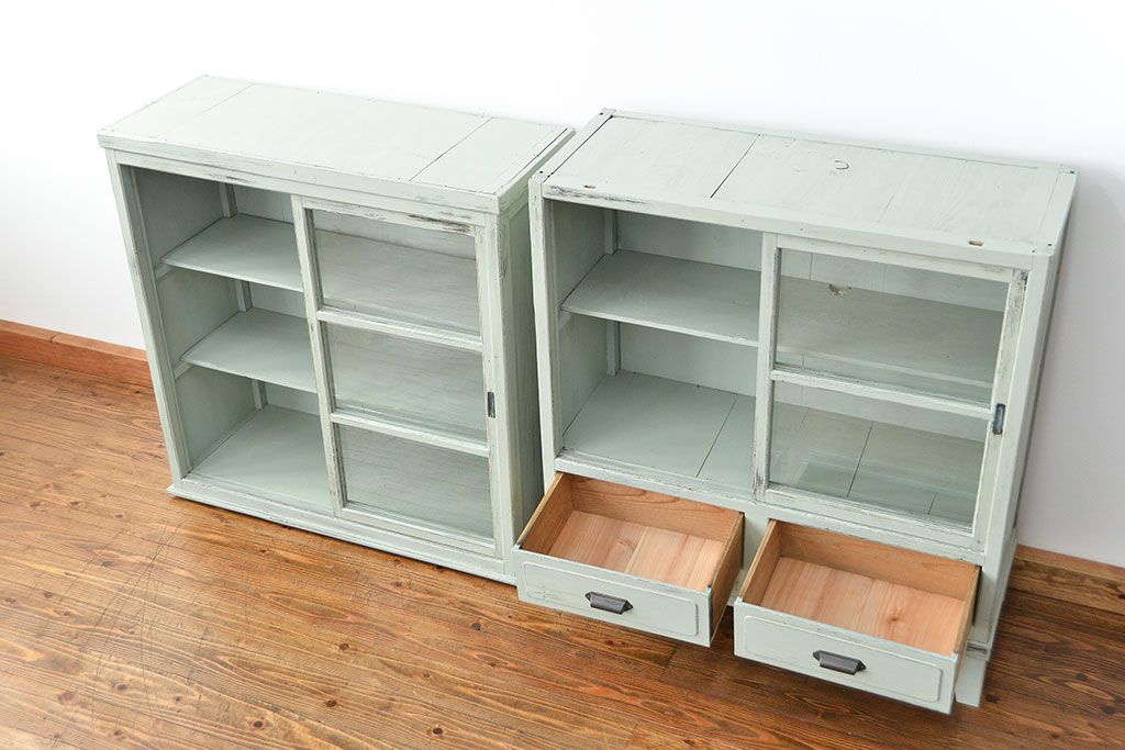 アンティーク家具　☆アンティークペイント　かわいい脚付き2段重ね収納棚(ガラスケース、飾り棚)