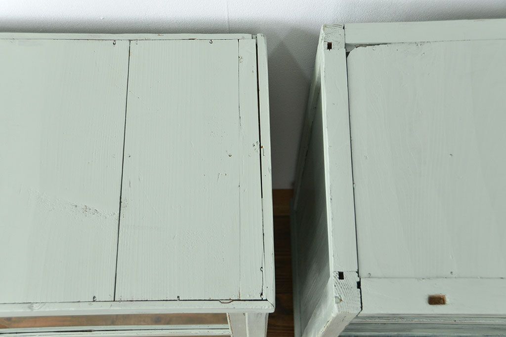 アンティーク家具　☆アンティークペイント　かわいい脚付き2段重ね収納棚(ガラスケース、飾り棚)