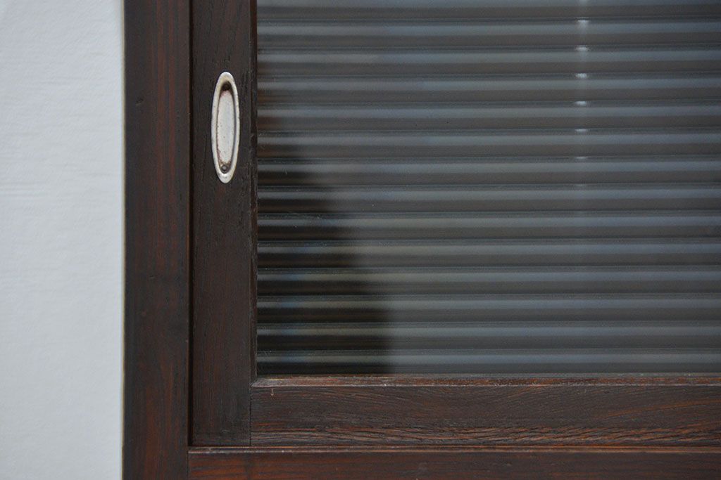 アンティーク家具　アンティーク 前面欅材の杢目の素晴らしいモールガラス収納棚(箪笥、チェスト)
