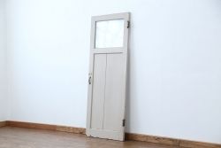アンティーク ペンキのはげた細身でシンプルなドア(1)