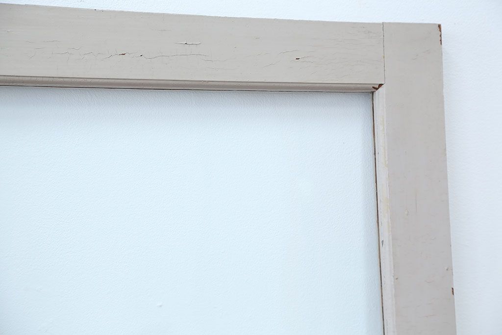 アンティーク ペンキのはげた細身でシンプルなドア(1)