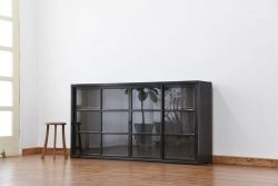 アンティーク家具　アンティーク モダンな黒色 4枚引き戸横長収納棚(飾り棚、ガラスケース、ショーケース)