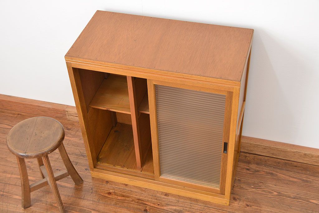 レトロ家具　昭和レトロ シンプルなモールガラス収納棚(飾り棚)