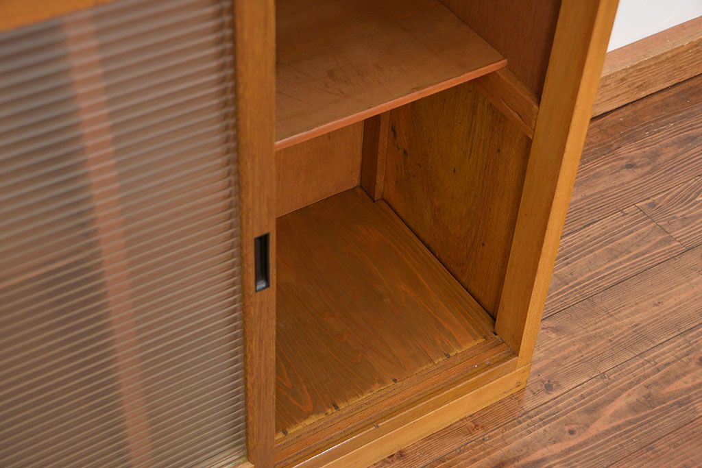 レトロ家具　昭和レトロ シンプルなモールガラス収納棚(飾り棚)