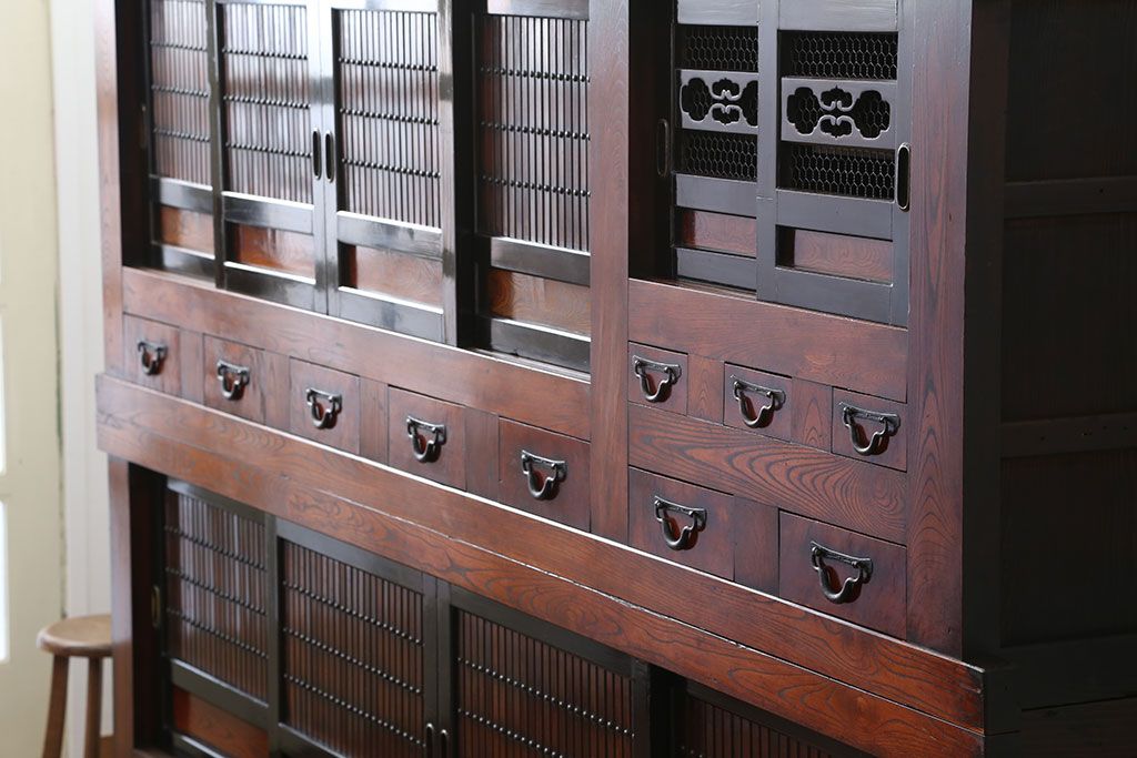 アンティーク家具　古民具・骨董 古色蒼然たる前面欅材の二段重ね九尺水屋箪笥(食器棚、収納棚)