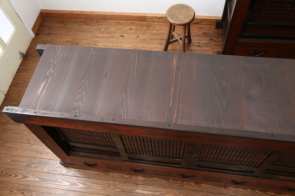 アンティーク家具　古民具・骨董 古色蒼然たる前面欅材の二段重ね九尺水屋箪笥(食器棚、収納棚)