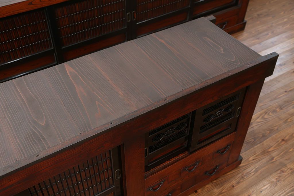 アンティーク家具　古民具・骨董 古色蒼然たる前面欅材の二段重ね九尺水屋箪笥(食器棚、収納棚)