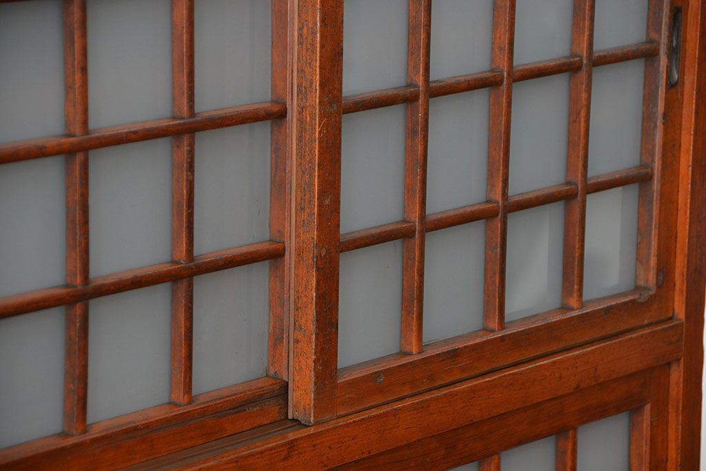 アンティーク家具　アンティーク すりガラス入りの格子引き戸収納棚(戸棚、茶箪笥、食器棚)