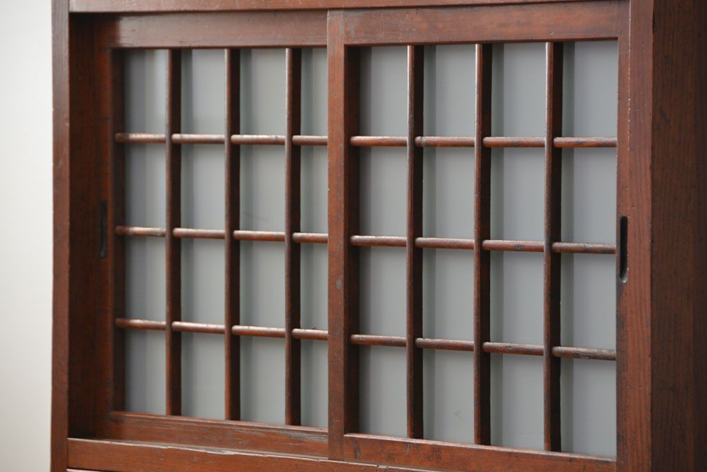 アンティーク家具　アンティーク すりガラス入りの格子引き戸収納棚(戸棚、茶箪笥、食器棚)
