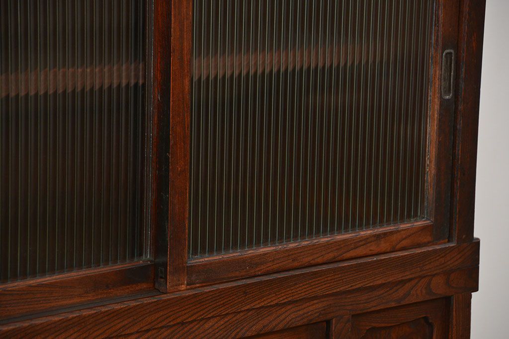 アンティーク家具　古民具・骨董 味わい深い前面欅材の二段重ねモールガラス収納棚(食器棚、茶箪笥、水屋箪笥)