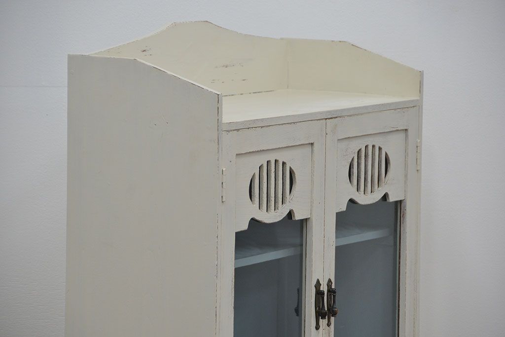 アンティーク家具　アンティーク かわいいデザインの観音扉付きのペイント本箱(ブックケース、ブックシェルフ、収納棚)