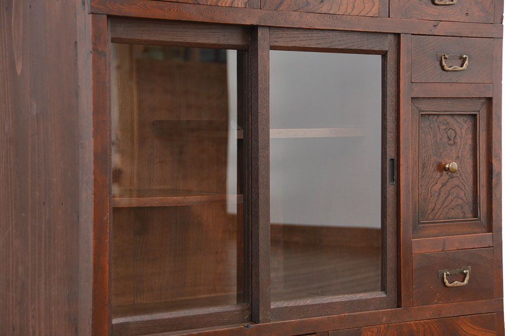 昭和レトロ 前面欅材の茶箪笥(収納棚、戸棚、和風家具)