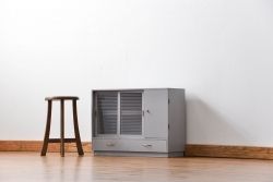 レトロ家具　レトロなデザインの小さなペイント収納棚(食器棚)