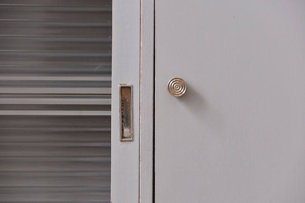 レトロ家具　レトロなデザインの小さなペイント収納棚(食器棚)