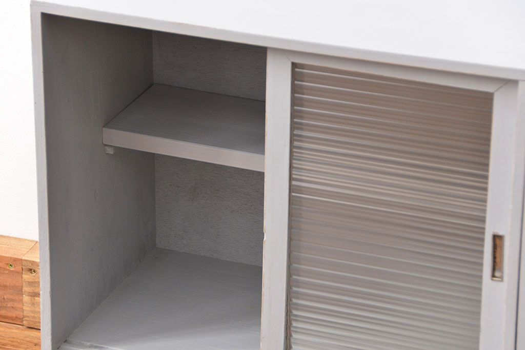レトロ家具　レトロなデザインの小さなペイント収納棚(食器棚)