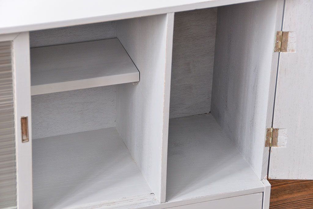 レトロ家具　レトロなデザインの小さなペイント収納棚(食器棚)