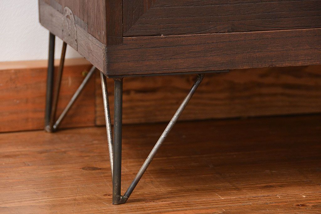 レトロ家具　昭和レトロ シンプルな観音扉付きの鉄脚ローボード(収納棚、戸棚)