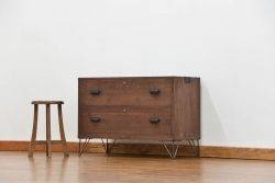 アンティーク家具　アンティーク シンプルな鉄脚付きローチェスト(1)(ローボード、たんす、タンス)