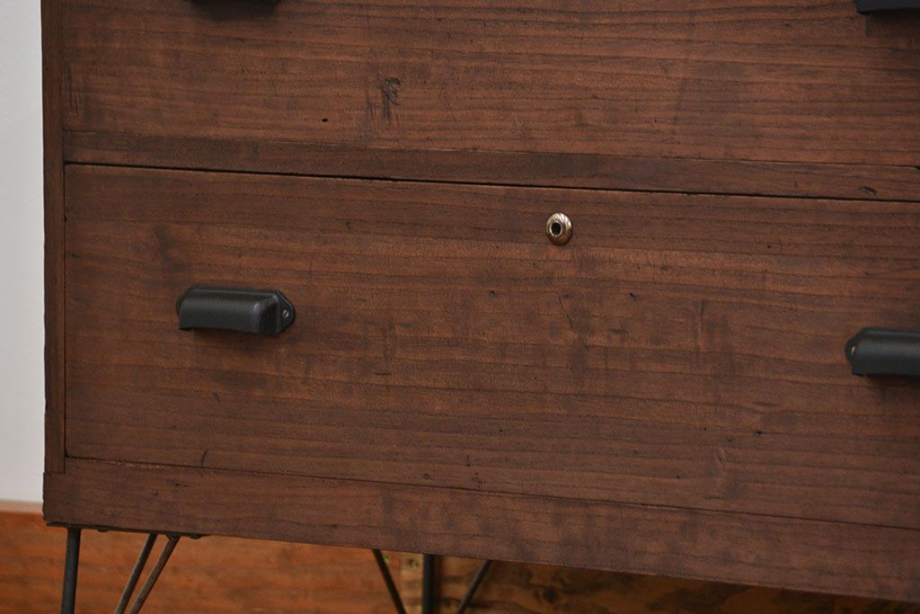 アンティーク家具　アンティーク シンプルな鉄脚付きローチェスト(1)(ローボード、たんす、タンス)