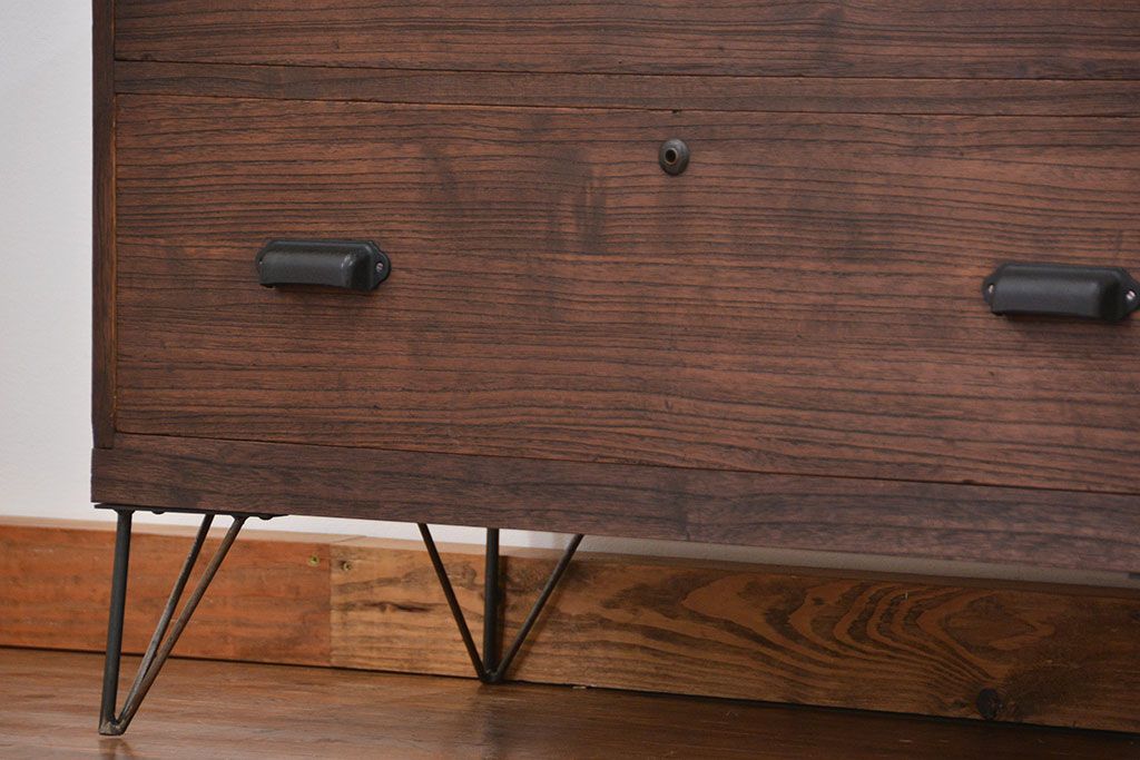 アンティーク家具　アンティーク シンプルな鉄脚付きローチェスト(2)(ローボード、たんす、タンス)