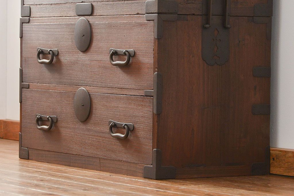 アンティーク家具　古民具・骨董 ☆シンプルな丸金具の二段重ね時代箪笥