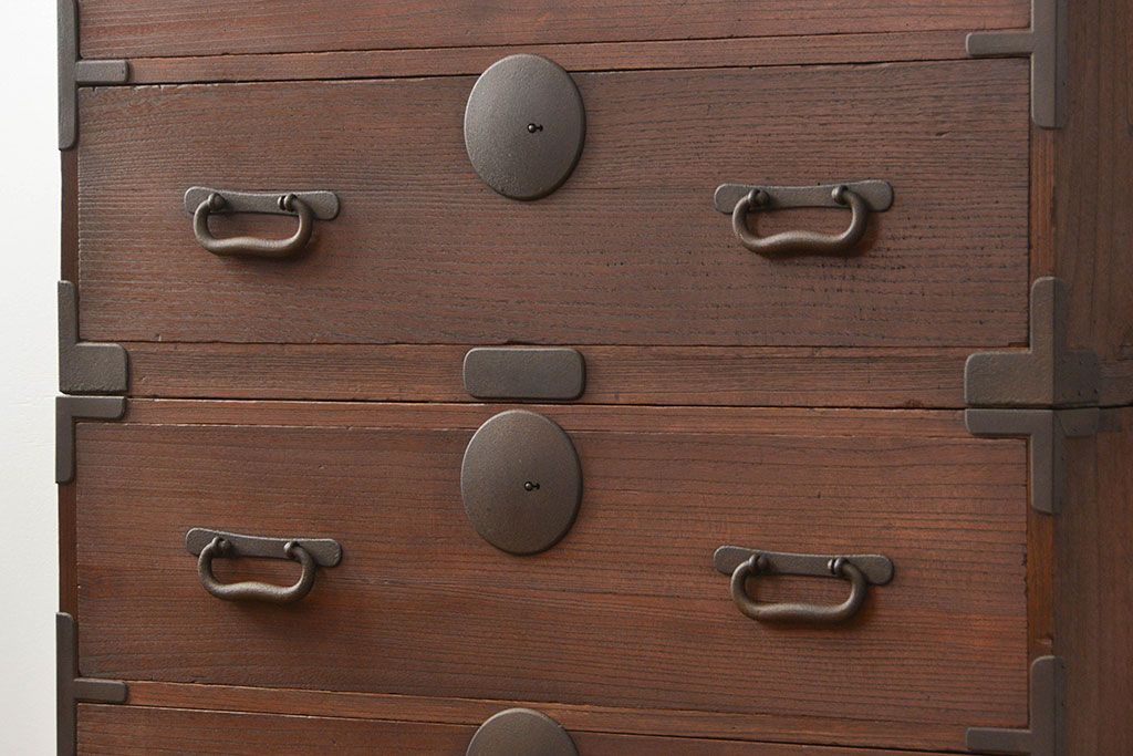 アンティーク家具　古民具・骨董 ☆シンプルな丸金具の二段重ね時代箪笥