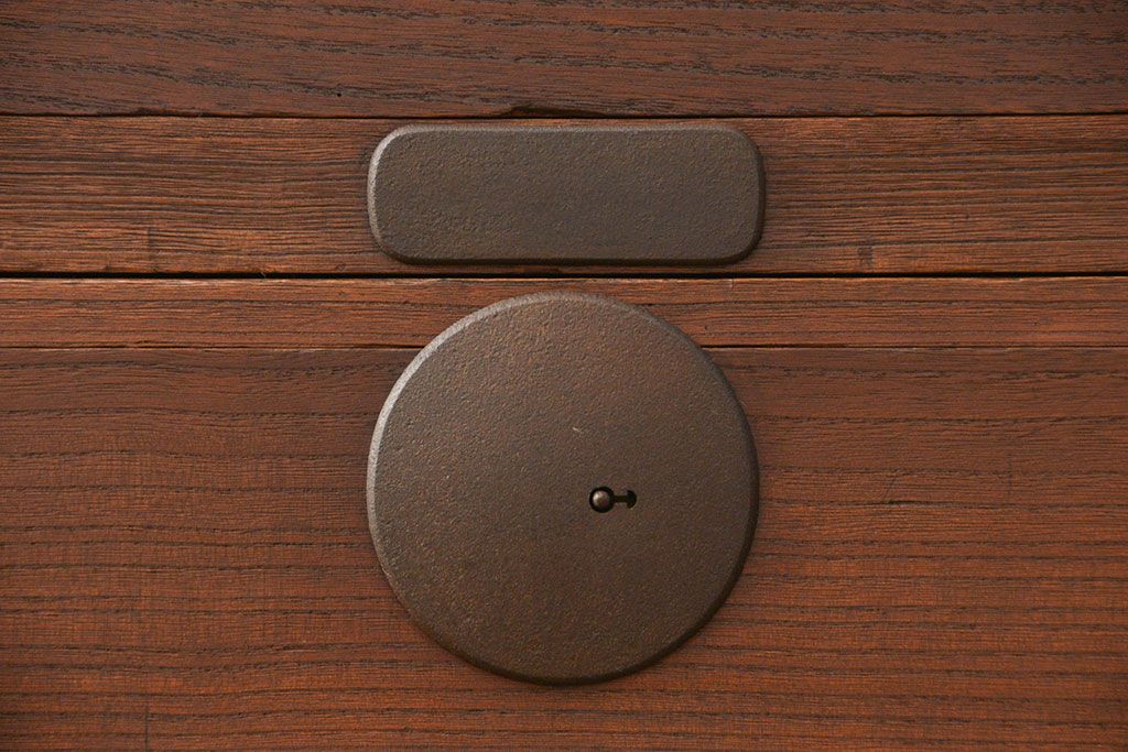 アンティーク家具　古民具・骨董 ☆シンプルな丸金具の二段重ね時代箪笥