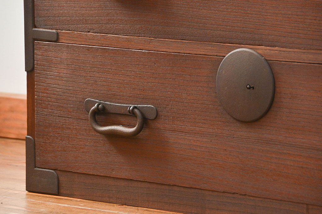 アンティーク家具　古民具・骨董 ☆シンプルな丸金具の二段重ね時代箪笥