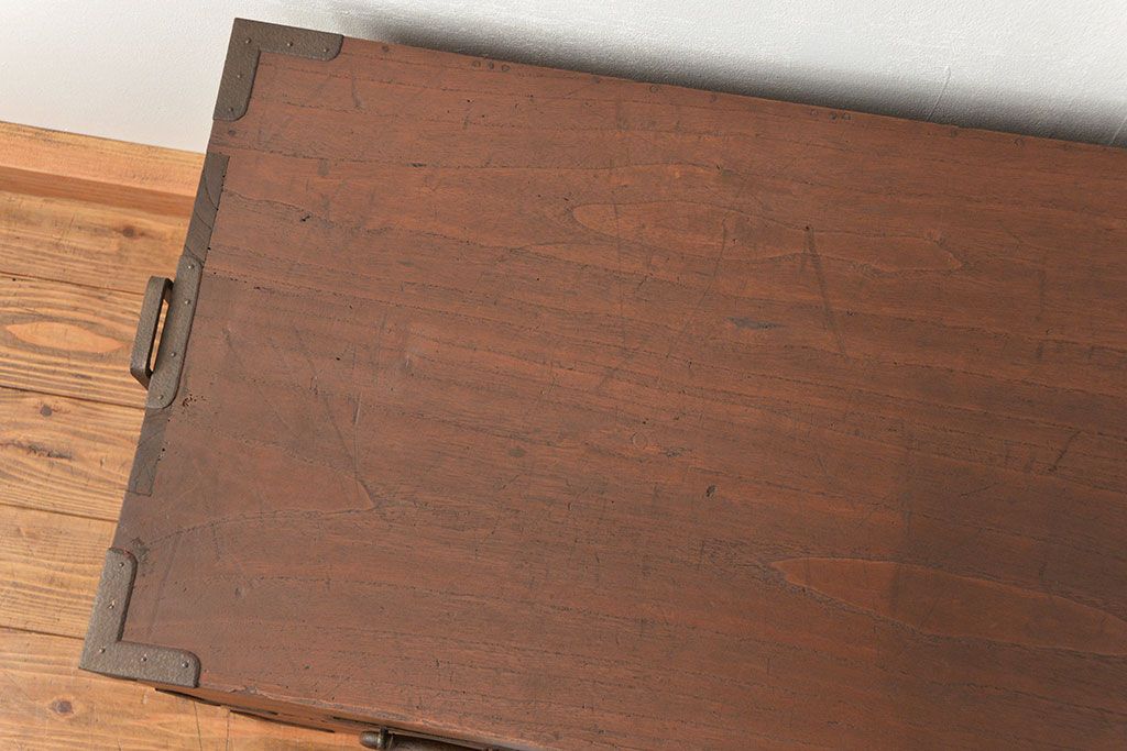 アンティーク家具　古民具・骨董 ☆シンプルな丸金具の二段重ね時代箪笥