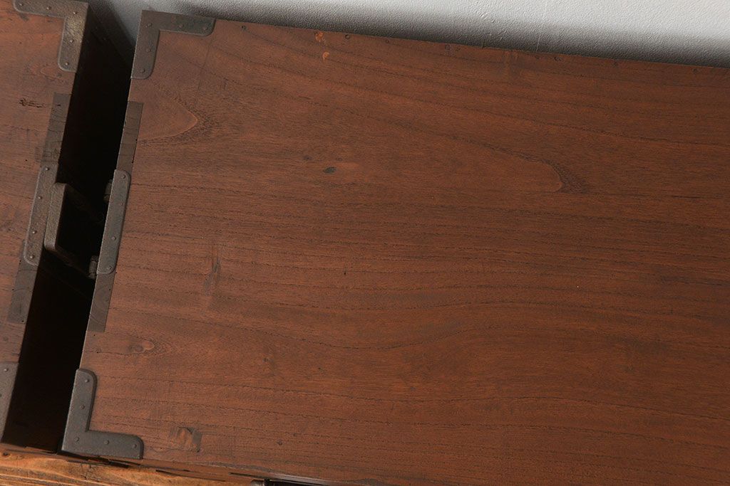 アンティーク家具　古民具・骨董 ☆シンプルな丸金具の二段重ね時代箪笥