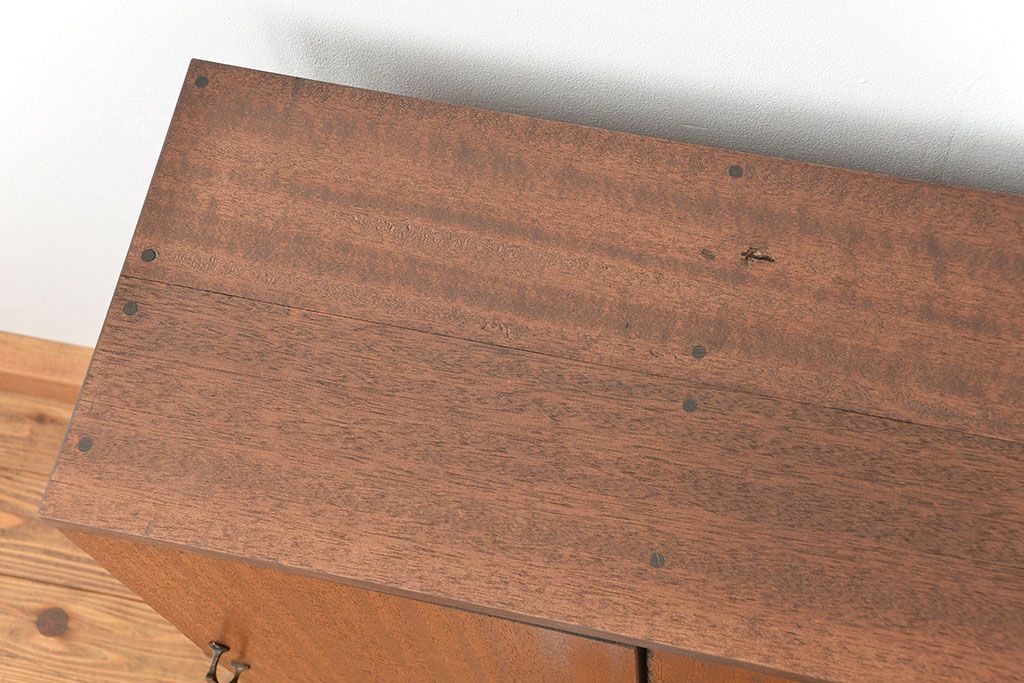 レトロ家具　昭和レトロ 古い木の三枚扉 脚付き収納棚(1)(本棚、書棚、サイドボード)