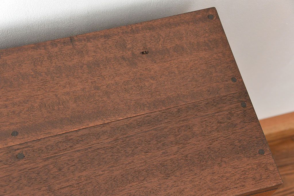 レトロ家具　昭和レトロ 古い木の三枚扉 脚付き収納棚(1)(本棚、書棚、サイドボード)