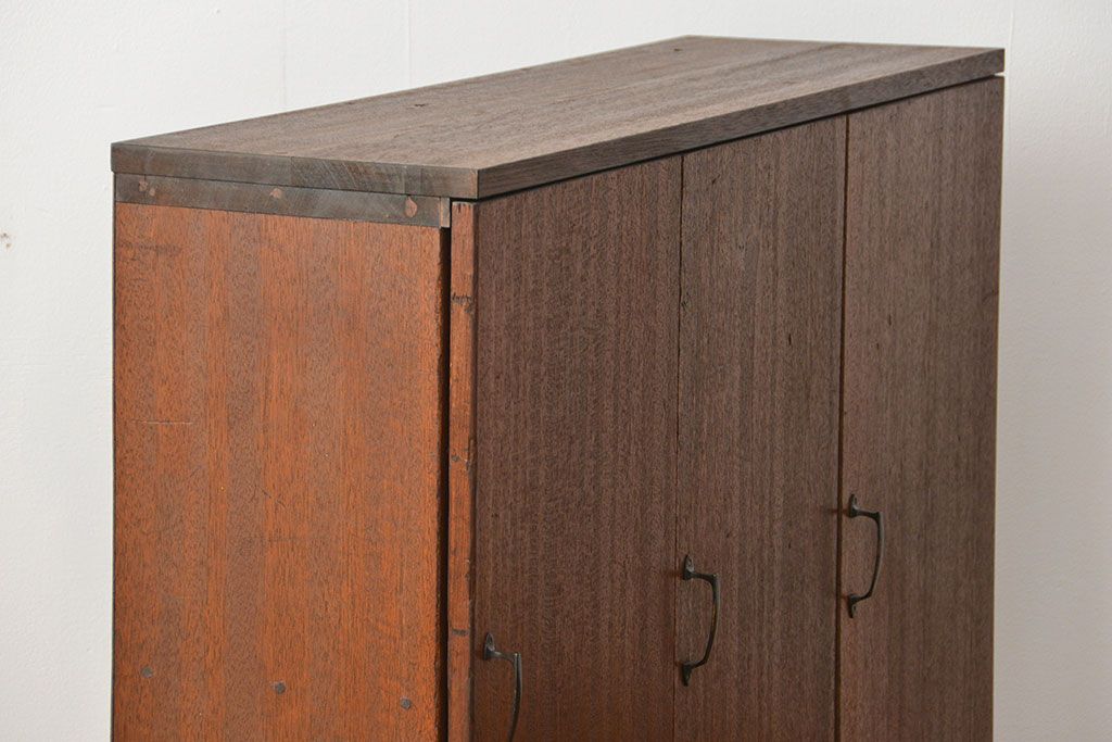 レトロ家具　昭和レトロ 古い木の三枚扉 脚付き収納棚(1)(本棚、書棚、サイドボード)