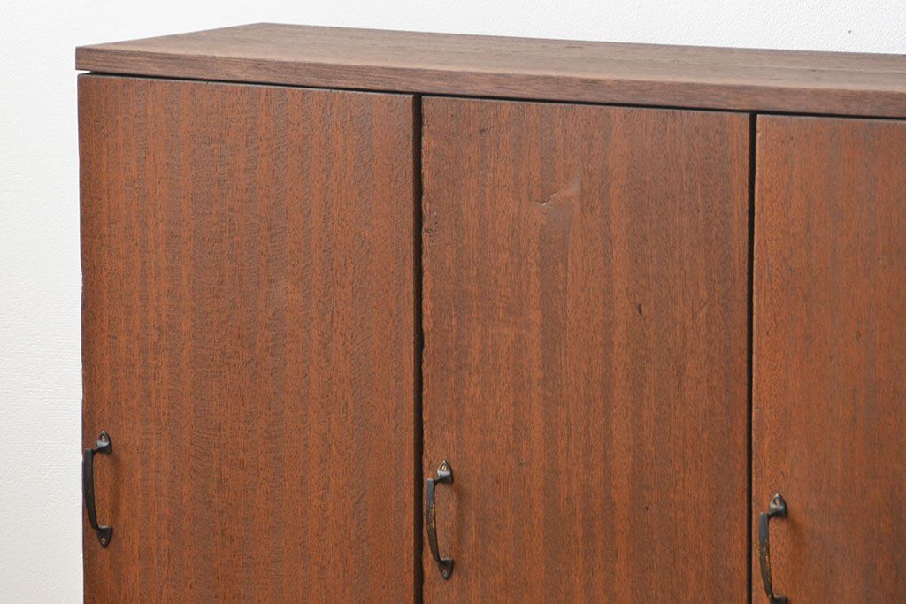 レトロ家具　昭和レトロ 古い木の三枚扉 脚付き収納棚(1)(本棚、書棚、サイドボード)