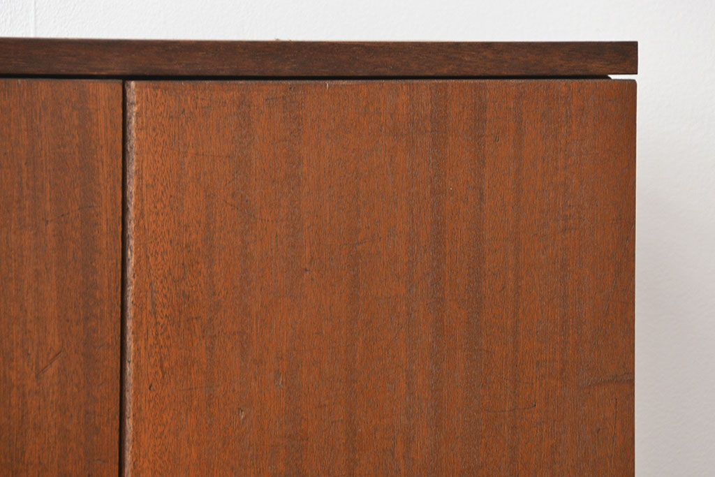 レトロ家具　昭和レトロ 古い木の三枚扉 脚付き収納棚(1)(本棚、書棚、サイドボード)