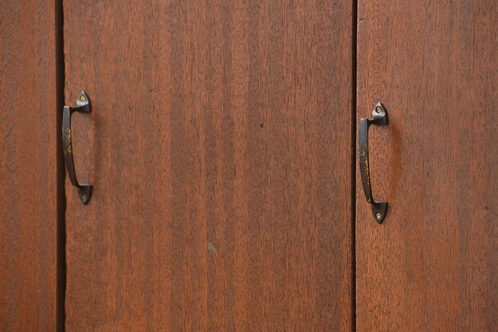 レトロ家具　昭和レトロ 古い木の三枚扉 脚付き収納棚(1)(本棚、書棚、サイドボード)