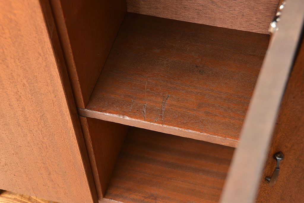 レトロ家具　昭和レトロ 古い木の三枚扉 脚付き収納棚(1)(本棚、書棚、サイドボード)