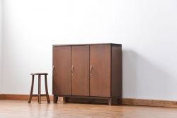 レトロ家具　昭和レトロ 古い木の三枚扉 脚付き収納棚(2)(本棚、書棚、サイドボード)