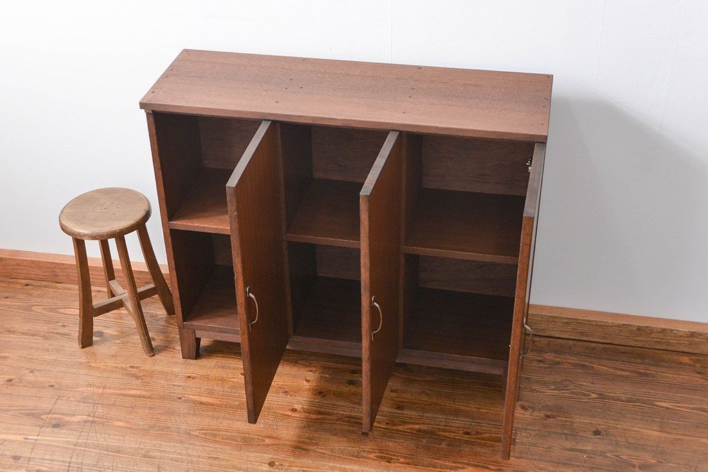 レトロ家具　昭和レトロ 古い木の三枚扉 脚付き収納棚(2)(本棚、書棚、サイドボード)