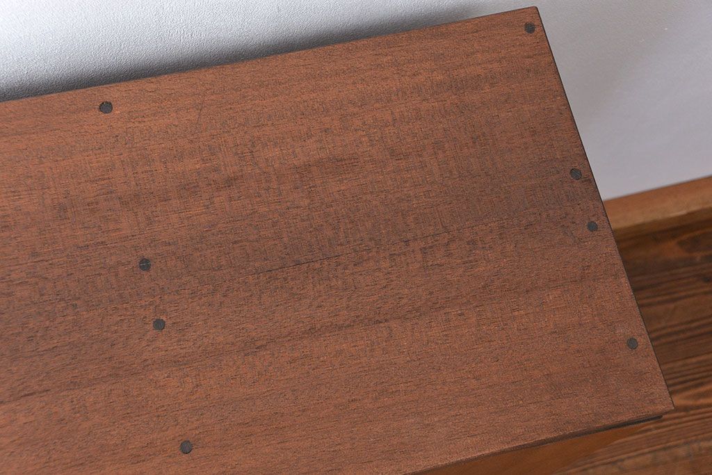 レトロ家具　昭和レトロ 古い木の三枚扉 脚付き収納棚(2)(本棚、書棚、サイドボード)